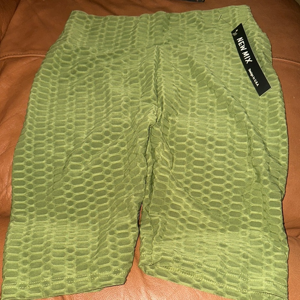 🆕 w/Tag “New Mix”  Olive Green Athletic Shorts with Quilted Texture Size:1XL/2XL